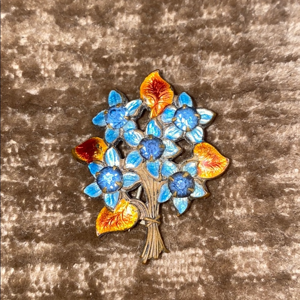 Beautiful vintage brooch with inset stones